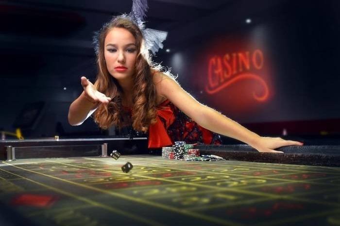 Meja permainan Baccarat dan Roulette di kasino online kubutogel Indonesia